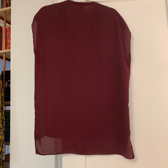 Long burgundy tunic blouse. - Picture 2 of 3
